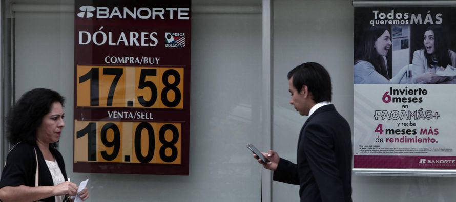 En busca de puerto seguro, el Banco de México ha subido desde diciembre cuatro veces los...