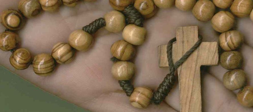 La Iglesia empezó a recomendar el rezo del rosario, que consistía en recitar los 150...