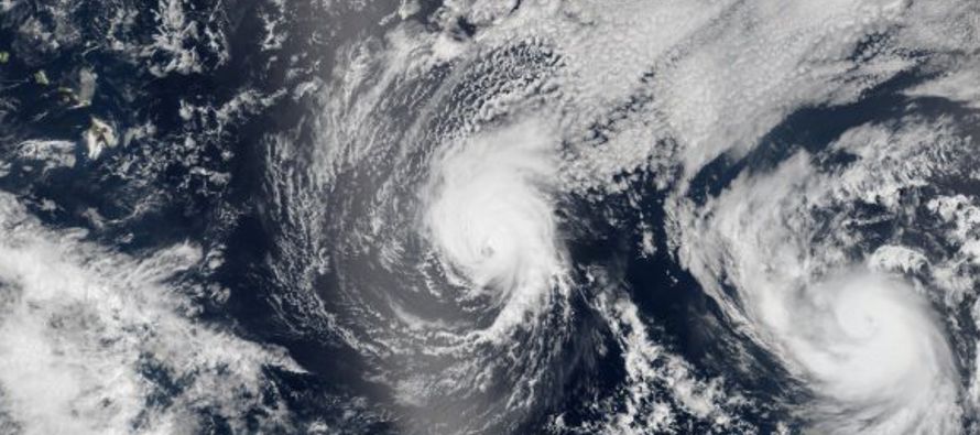 El huracán Nicole ganó hoy intensidad al subir a categoría 2, con vientos...