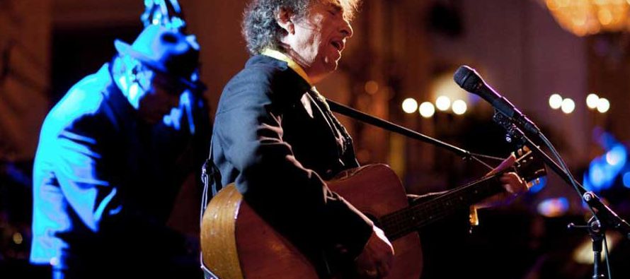 Desde comienzos de los años sesenta, las letras de las canciones de Dylan alumbraron el...