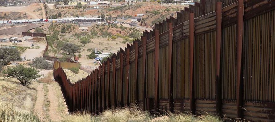  En cuanto a la frontera mexicano-estadounidense la verdad de los hechos es que una barrera...