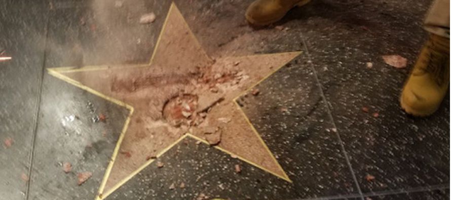 La estrella de Donald Trump en el Paseo de la Fama de Hollywood fue destrozada el miércoles...
