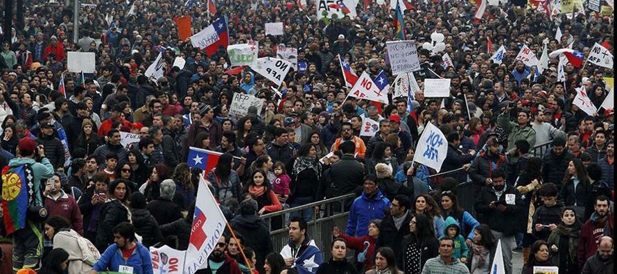 Decenas de barricadas en distintos puntos de la capital chilena y de otras ciudades del...