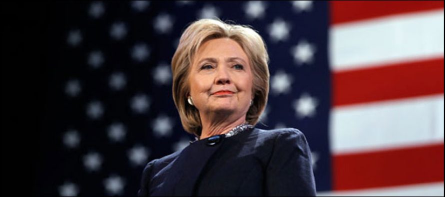 La candidata demócrata a la Presidencia de Estados Unidos, Hillary Clinton, supera en dos...