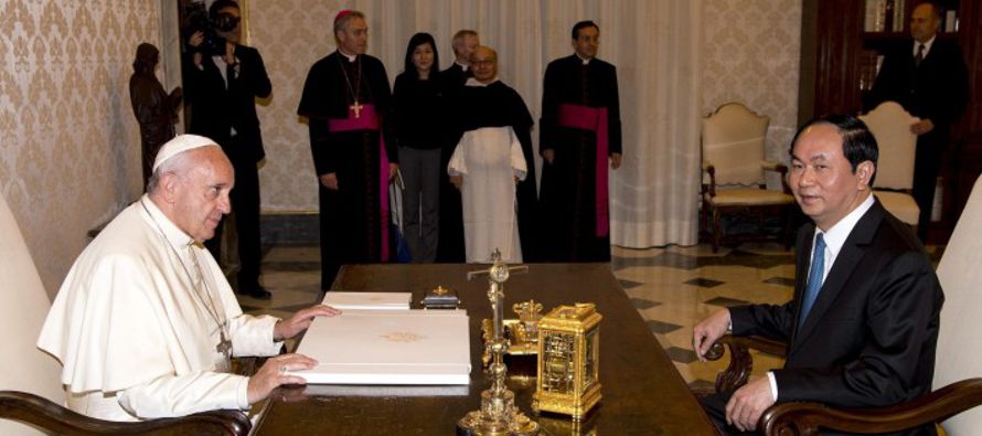 El líder vietnamita regaló al papa un tambor de bronce y el pontífice le...
