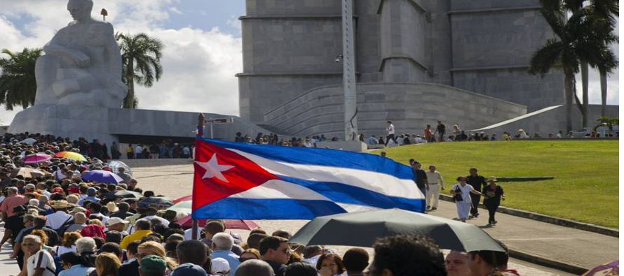 Cubanos y también muchos turistas hicieron largas filas bajo un fuerte sol para acceder al...