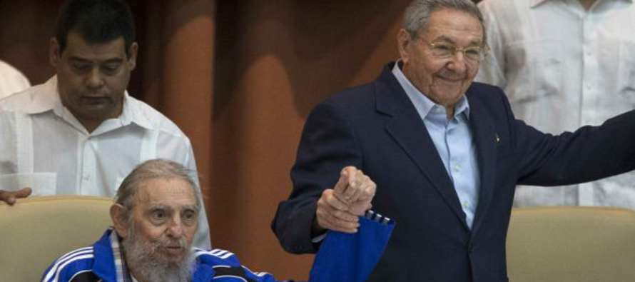 Raúl Castro fue el encargado de dar el mensaje televisivo de la muerte de Fidel. Desde...
