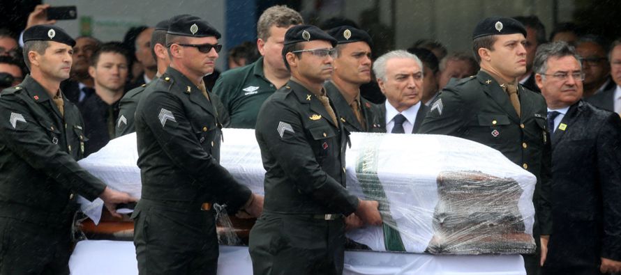 El presidente de Brasil, Michel Temer, que voló desde la capital al amanecer para recibir...