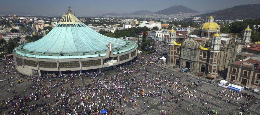 Filas interminables de fieles inundan las calles aledañas a la Basílica de Guadalupe....