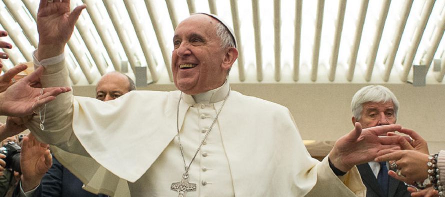 Hoy, los lectores en las distintas lenguas, transmitían al Papa de parte de los fieles una...