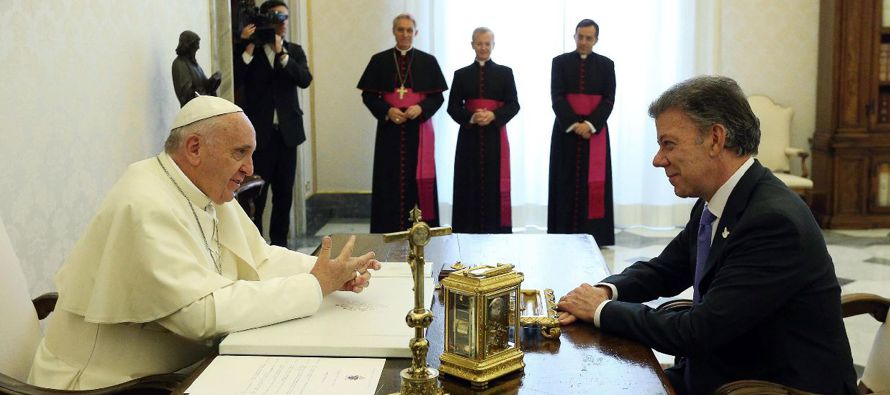 El papa Francisco acudió a saludar al presidente colombiano en la Sala del Tronetto,...