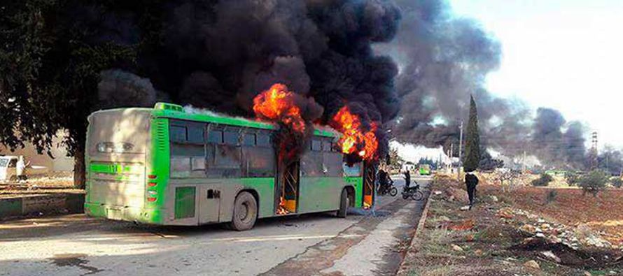 La quema de seis autobuses destinados a la evacuación de civiles de dos localidades sirias...