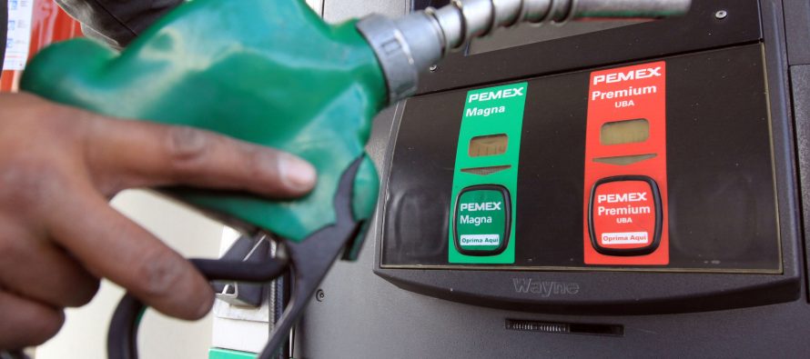 Los precios de la gasolina en Estados Unidos promedian actualmente 2.32 dólares por...