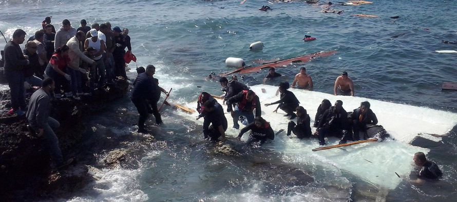 Dos botes abarrotados de personas volcaron en el estrecho de Sicilia entre Italia y Libia, dijeron...