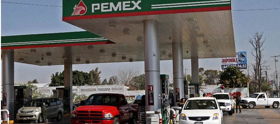  Los mexicanos reaccionaron hoy contra el aumento al precio de la gasolina en el país a...