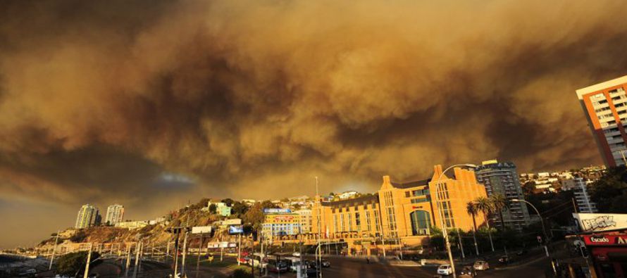 Un incendio forestal en uno de los cerros del puerto chileno de Valparaíso destruyó...