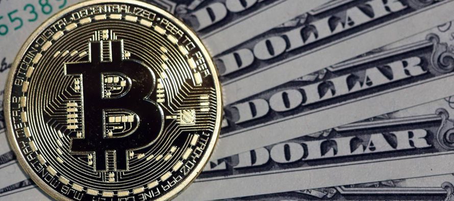  La moneda digital bitcoin inició el nuevo año trepando por encima de los 1,000...
