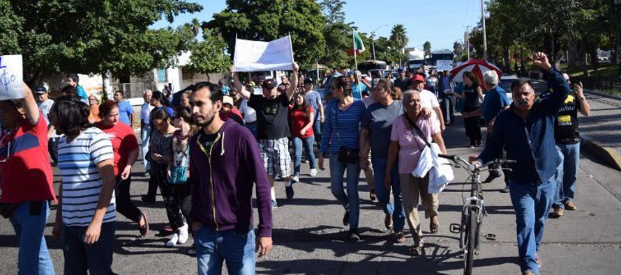 Miles de personas salieron el sábado a las calles en varias partes de México para...