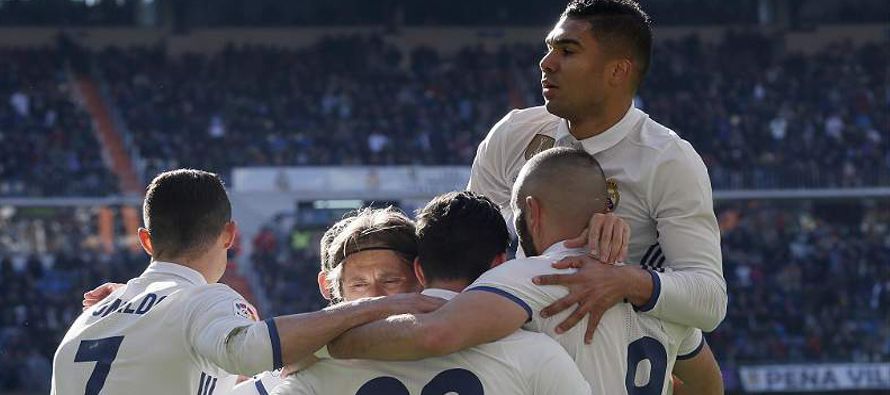El Real Madrid goleó el sábado 5-0 en casa al Granada por la liga española de...