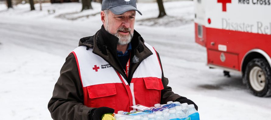 El equipo de Cruz Roja ha ayudado asimismo a conductores en dificultades y ha entregado a sin...