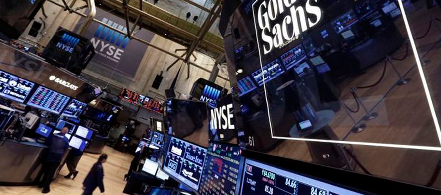 La ganancia neta de Goldman atribuible a los accionistas comunes se disparó a 2.150 millones...