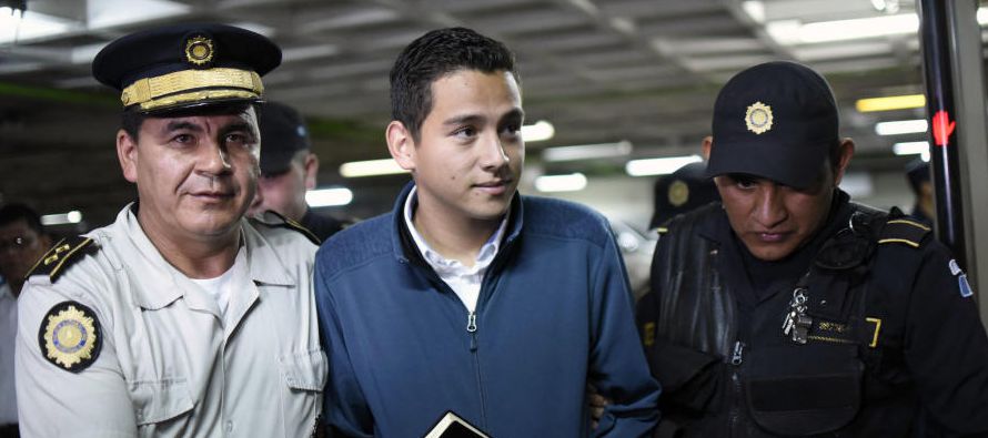 El hijo del mandatario guatemalteco y su tío Sammy, ambos detenidos este miércoles,...