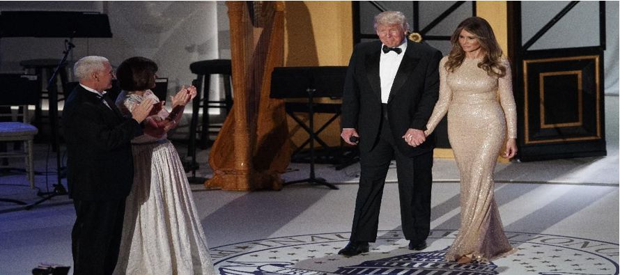 La primera dama de EU, Melania Trump, sorprendió hoy en su primer baile presidencial con un...