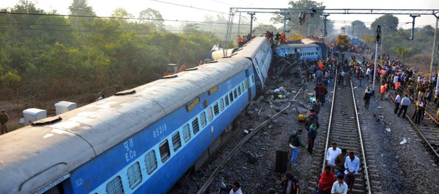 El descarrilamiento de un tren en el sudeste de la India ha causado 39 muertos y 50 heridos, en la...