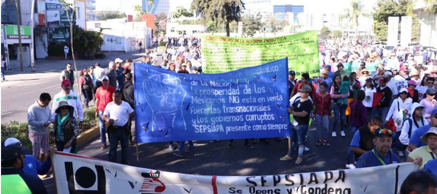 Otra movilización importante ocurrió en Guadalajara, capital del estado occidental de...
