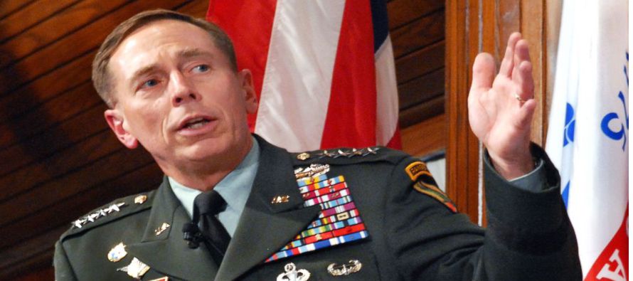 El exdirector de la CIA y exjefe militar de la misión multinacional en Afganistán...