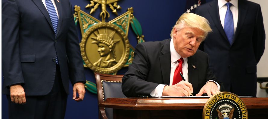Trump firmó tres órdenes ejecutivas 