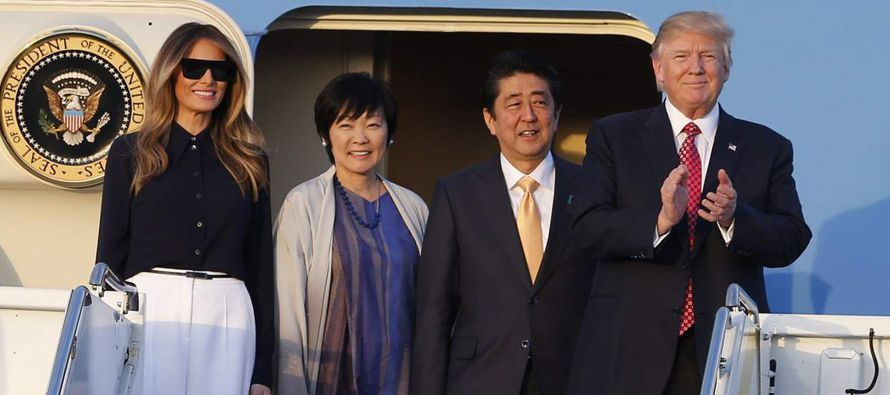  Acompañado del primer ministro japonés, Shinzo Abe, el presidente de EU, Donald...