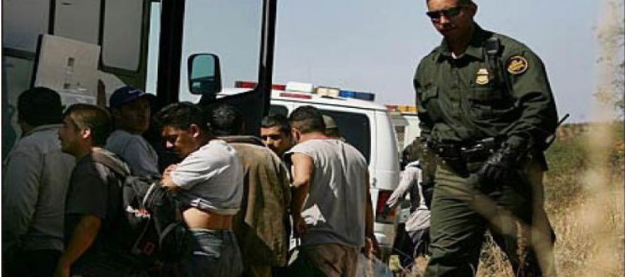 Agentes federales de inmigración de Estados Unidos arrestaron a cientos de inmigrantes...