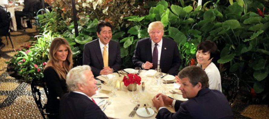 El presidente de EE.UU., Donald Trump, y el primer ministro japonés, Shinzo Abe, de visita...