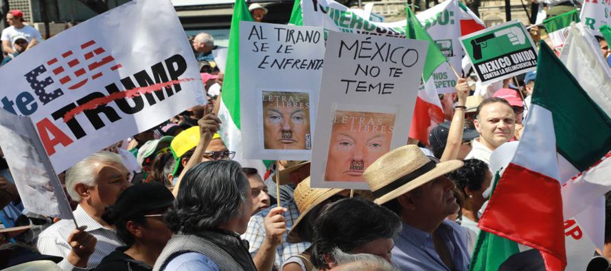 Miles de mexicanos salieron hoy a las calles de distintas ciudades del país para expresar su...