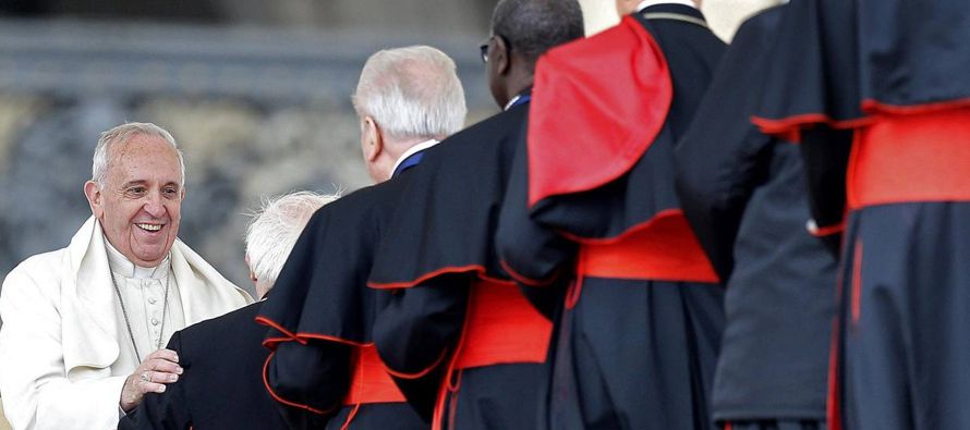  Cardenales de la Iglesia Católica de todo el mundo defendieron el lunes al Papa Francisco...
