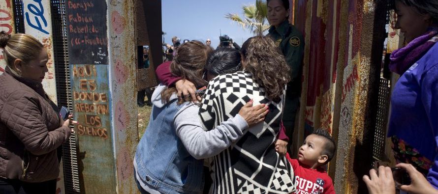 Miles de inmigrantes tienen que enfrentar la separación de sus familias, desenvolverse en un...
