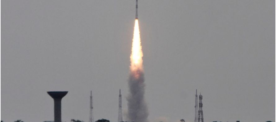 El lanzamiento se llevó a cabo con un vehículo polar PSLV-C37 a las 09.28, hora local...
