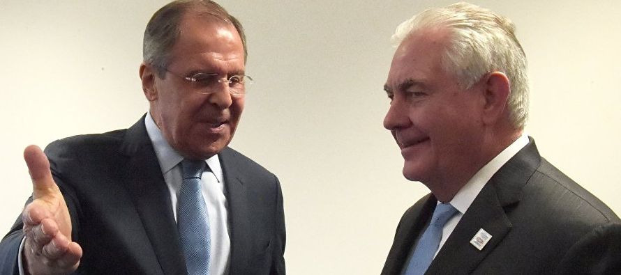 El secretario de Estado de EE.UU., Rex Tillerson, y el titular de Exteriores ruso, Serguéi...