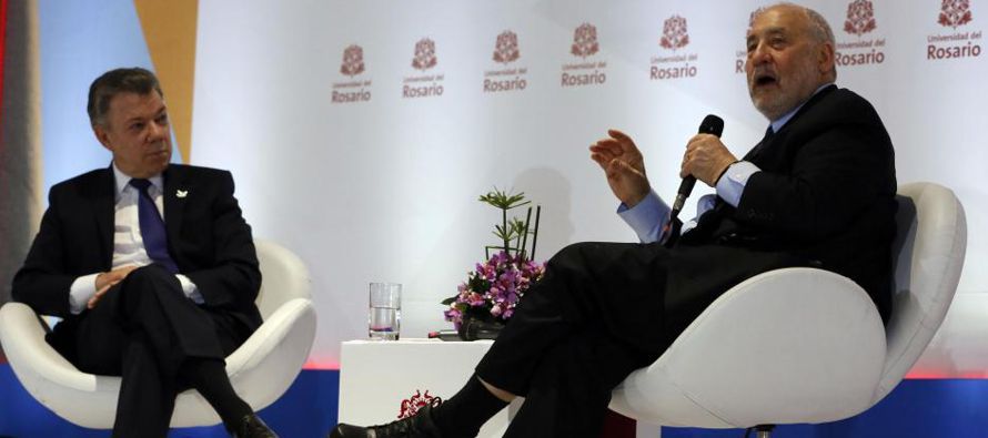 El presidente de Colombia, Juan Manuel Santos, y el economista estadounidense Joseph Stiglitz...