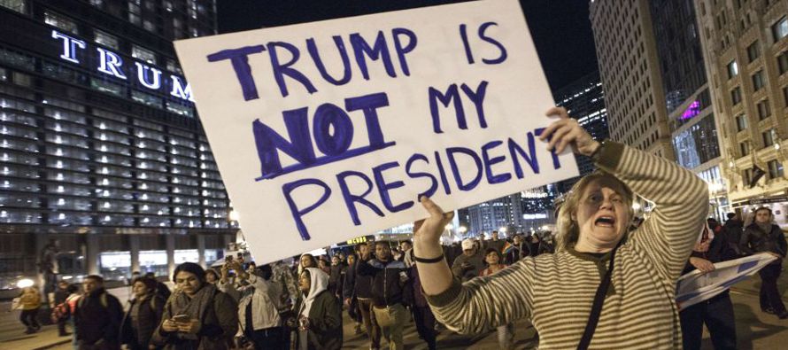En Chicago, cientos de personas se manifestaron enfrente de la Torre Trump, gritando 