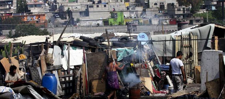 México, un país con casi la mitad de la población en la pobreza, no logra...