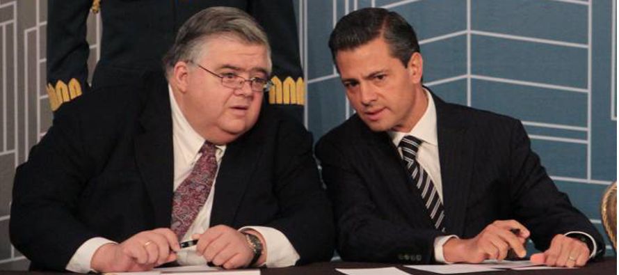 El gobernador del Banco de México (Banxico), Agustín Carstens, retrasó su...