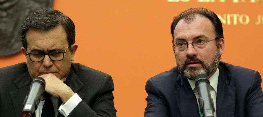 El canciller mexicano, Luis Videgaray, y el secretario de Economía, Ildefonso Guajardo,...