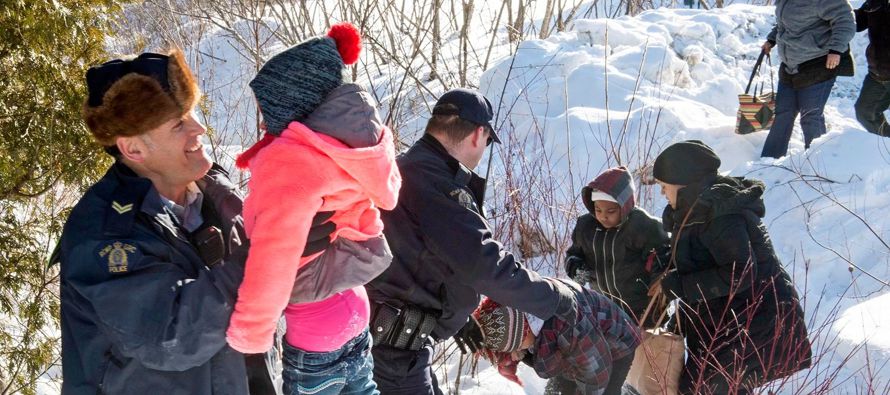 El número de aspirantes a refugiados que cruzan hacia Canadá en pasos fronterizos...