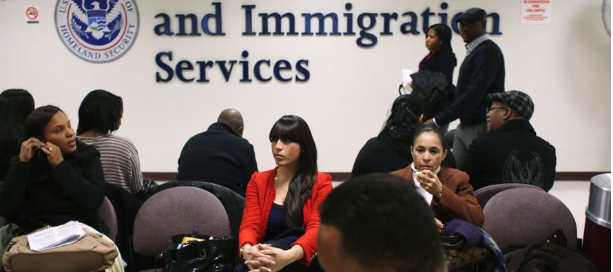 Desde el mes pasado, los inmigrantes han estado buscando solicitudes de ciudadanía....