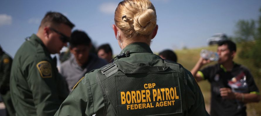 El Gobierno contratará a 10.000 agentes ICE, que operarán por todo el país, y...