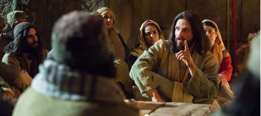 En aquel tiempo, Jesús dijo a sus discípulos: «Nadie puede servir a dos...