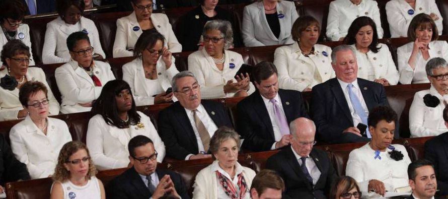 La gran mayoría de las mujeres congresistas lucieron vestidos blancos, una práctica...