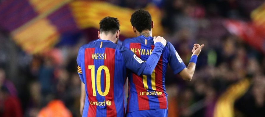 El jugador del Barcelona, Lionel Messi, izquierda, festeja con su compañero Neymar tras...